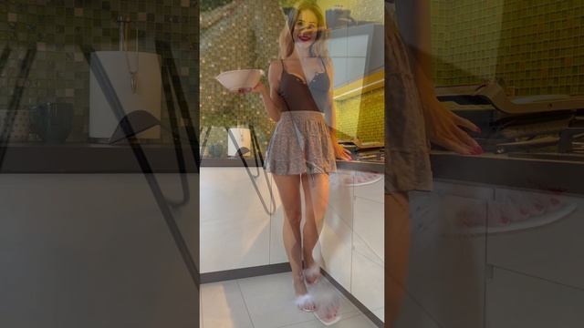MAKING SPAGETTI IN THE KITCHEN MINI SKIRT. LEGS AND WHITE SANDALS ｜ POLISHGIRL_IN_HEELS 4K смотреть онлайн