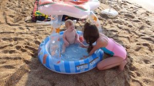 Алексей на море в бассейне купается ч2