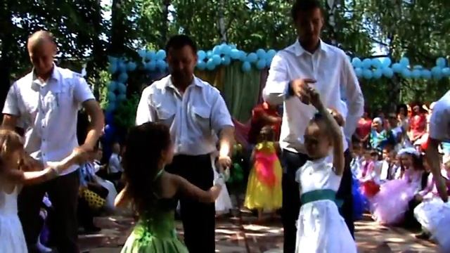 Танок дівчаток з татами на випускному смотреть онлайн