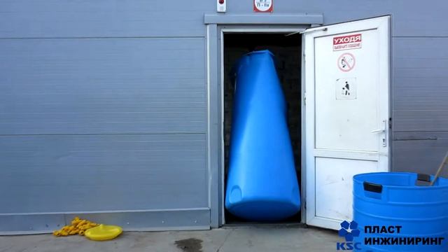 Краш-тест пластиковой емкости для воды.