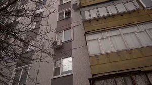 Виолетта хотела спрыгнуть с окна.