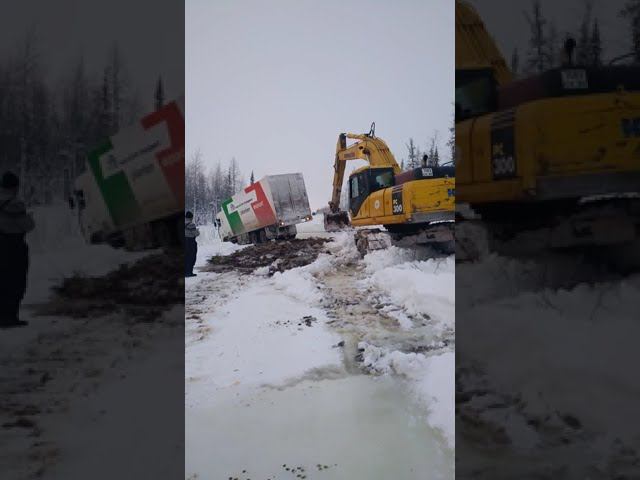 Лучше исхода и быть не моглО) Зимник, слетел в канаву #зимник #дтп #север #помощьнадороге  #дорога
