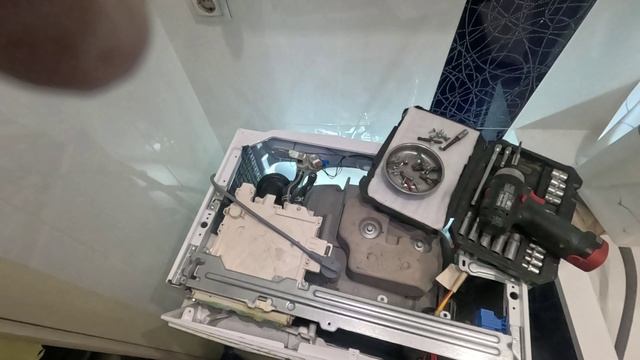 Стиральная машина AEG бесконечно сливает, протекает смотреть онлайн