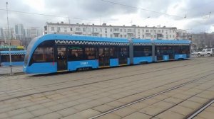 Саратовский красный трамвай против Московского голубого трамвая (разница по состоянию на 2019г.).