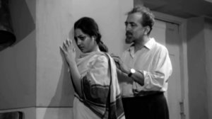 Most Popular Bengali Movie Scene | Deep Jele Jai | Mahanayika Suchitra Sen