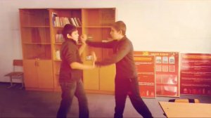 Злые школьники дерутся за девушку:)