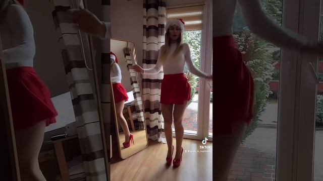 Have you been polite this year？ Mrs. Claus is giving out gifts 🎅🏻🎁 #highheels #shorts #skirt смотреть онлайн