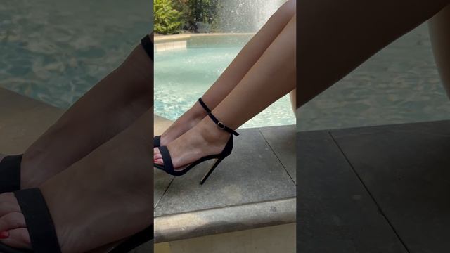 SUMMER OUTFIT PINK SKIRT AND BLACK HEELS SANDALS ｜ POLISHGIRL_IN_HEELS 4K смотреть онлайн