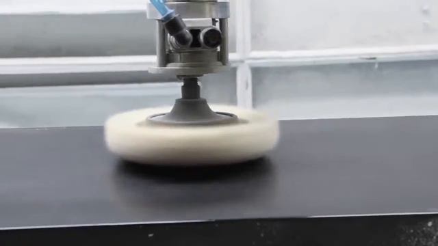 Коллаборативный робот (кобот) полирует деревянные изделия смотреть онлайн