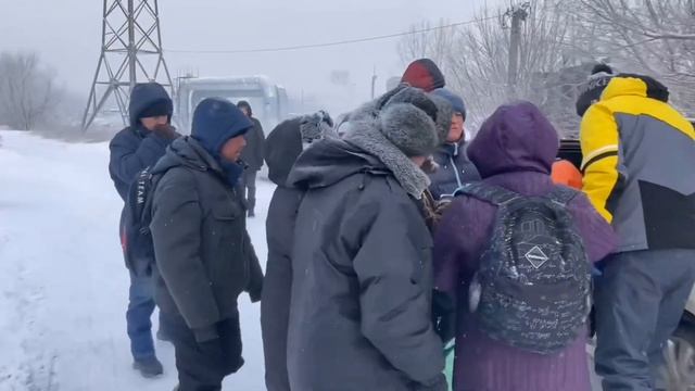КАК ВЫЖИТЬ В ТАКОЙ ЖУТКИЙ ХОЛОД?🥶кормление бездомных людей в −33°C #творидобро #накормиближнего