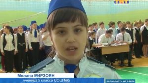 Разучивают строевой шаг и песни