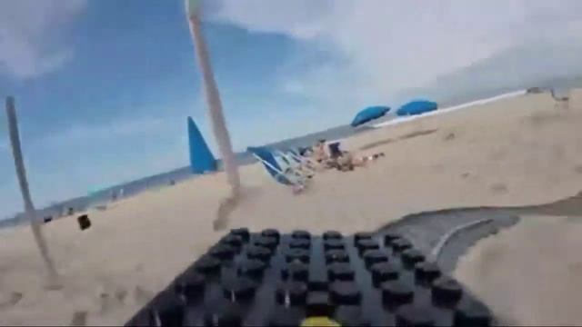 Человечек-Лего катается на вагонетке по рельсам на пляже смотреть онлайн