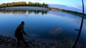САЗАН гнет удочку в дугу