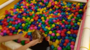 Идём гулять в ДЕТСКИЙ ИГРОВОЙ ЦЕНТР! Забавные батуты, горки, шарики, игрушки! Дети ИГРАЮ!