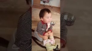 Детки такие конфетки! Засыпает сидя на горшке!