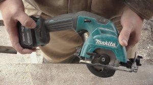 Аккумуляторная дисковая пила Makita HS301D.