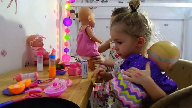 КУКЛЫ КУШАЮТ В ДЕТСКОМ САДУ / ПУПСИКИ ЛОЖАТСЯ СПАТЬ  / ДЕТИ ИГРАЮТ смотреть онлайн