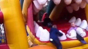 Дети на батуте