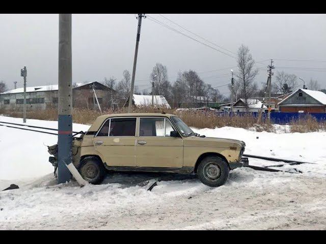 В Арсеньеве пожилой водитель на «Ладе» врезался в поезд на железнодорожном переезде смотреть онлайн