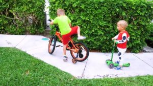 Платоха Моха и папа делают играют в Детском научном музее