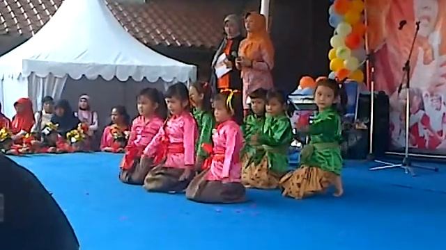 'Suwe Ora Jamu' Dance, by Duta Ananda Kindergarten смотреть онлайн