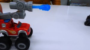 Машинки Вспыш и Крушила в Магазине игрушек. Видео для детей