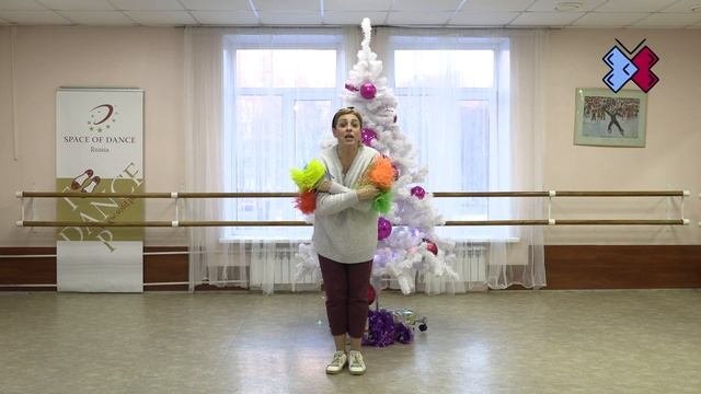 Танец у новогодней елки для всей семьи
