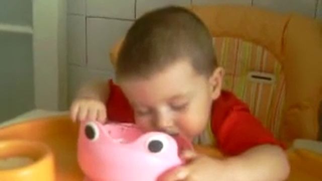 Доча кушает...и спит