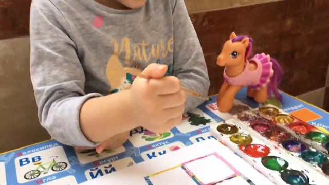 Красим акварельными красками 🎨 Пони/ Игрушка пони смотреть онлайн