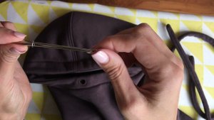 Инструмент для продевания резинки или шнурка. Хорошая альтернатива булавки