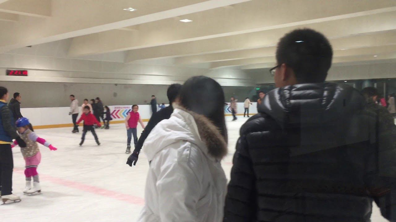 Катание на коньках в Шанхае, Китай. Ice skating in Shanghai