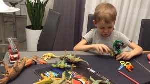 Первая встреча. Обзор игрушек: трансформер против динозавров.