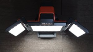 LED-прожектор Ridgid (AEG) с гибридным питанием.