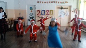 Танец Санта Клаусов Санта Клаустар биі