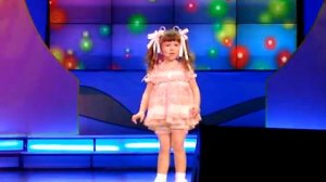 Песню Кнопочка поёт трёхлетняя девочка,в первый раз в жизни на сцене