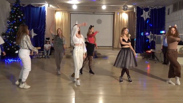 Выступление 10 "Б" класса на карнавале смотреть онлайн