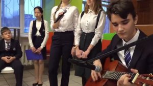 Школьники поют