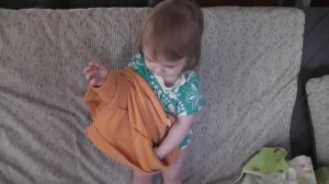 Катя сама одевается