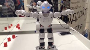 Робот. Из Китая танцует