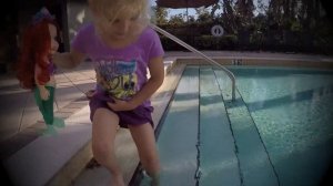 Моя русалка Ариэль поет в бассейне!