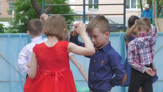 Воспитанники и педагоги детского сада «Колокольчик» на кануне порадовали жителей летним концертом смотреть онлайн