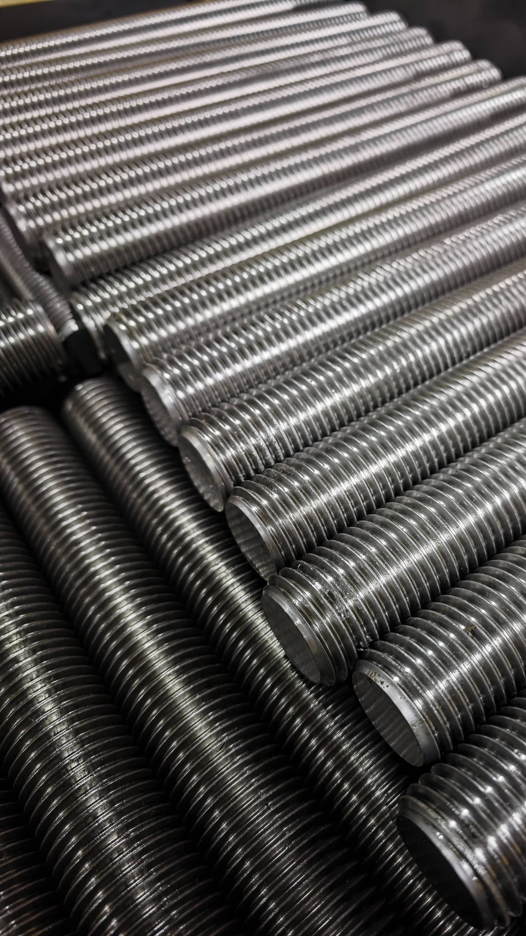 Накатка резьбы на шпильках М48 из стали 20ХН3А