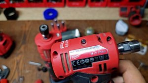 Прямая и угловая цанговые машинки Milwaukee.