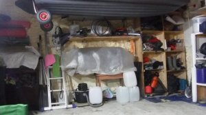 Хранение лодки под потолком гаража
