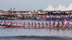 Гонки на лодках-змеях прошли на озере Пуннамада в Индии