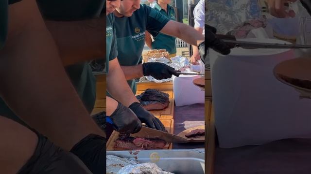Мясное изобилие ужина на закате - мраморная говядина, брискет, овощное соте, золотистая картошечка