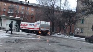 Грузовик "Магнита" "убивает" дорогу в Волгограде