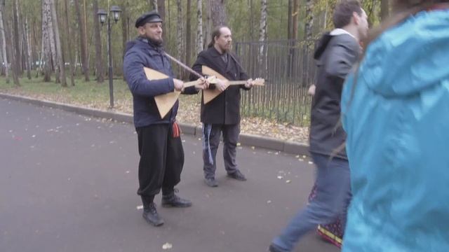 Губернская ярмарка в Костроме. Танцуем "Мак-мак-мак" смотреть онлайн