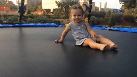 Жаркое лето малышки Nikky. Видео для детей