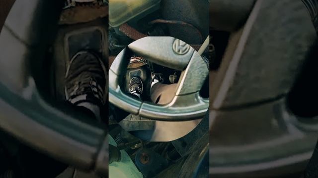 КАЧАЕМ НОГИ совмещая полезное с полезным #vw #shorts